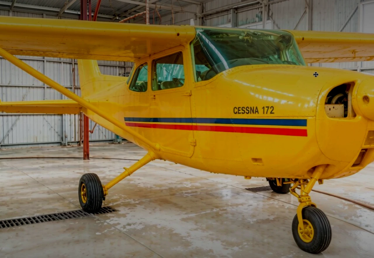 Самолёт Cessna 172 после пескоструя и покраски